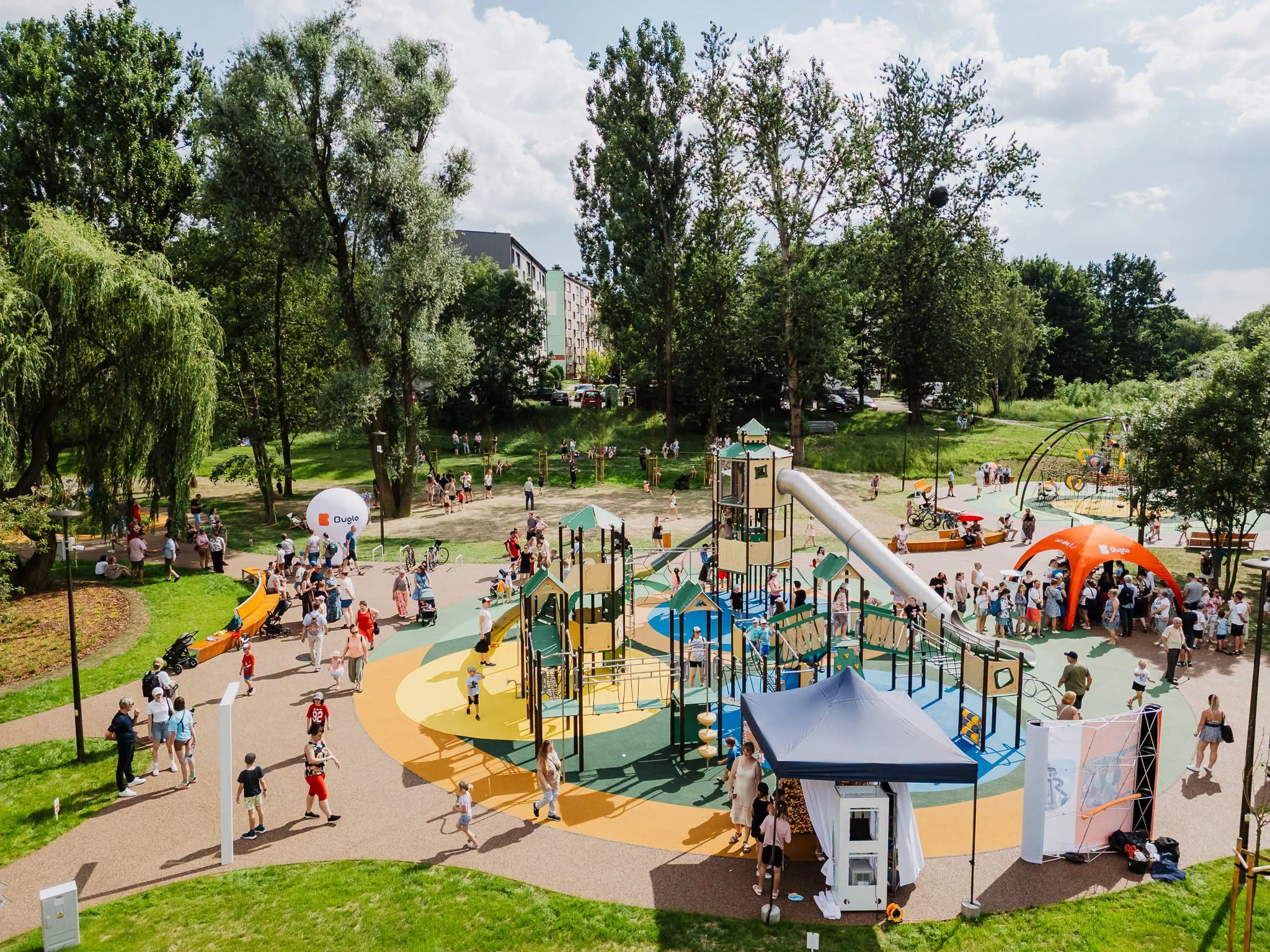 Największy plac zabaw w Mikołowie już otwarty. 8 stref zabaw i kurtyna wodna na os. Norwida