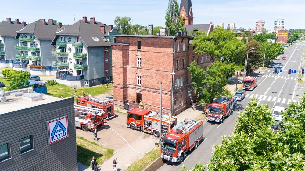 Pożar mieszkania przy ul. 1 Maja w Rudzie Śląskiej. Strażacy ewakuowali ludzi i zwierzęta