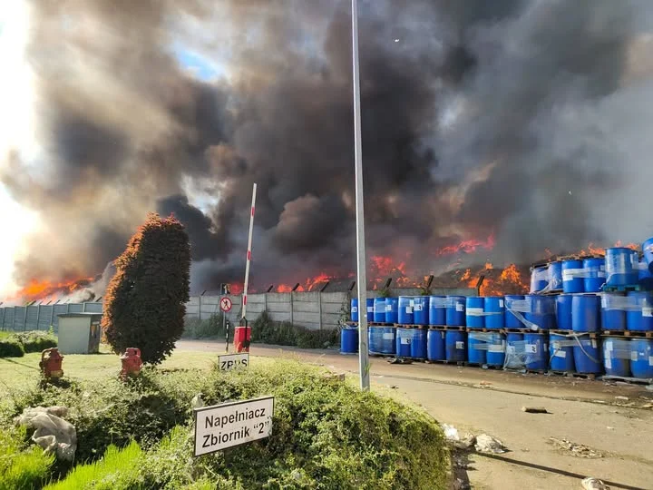 Gigantyczny pożar w PreZero Chorzowie. Przy Kluczborskiej płonie 1000 m² odpadów!