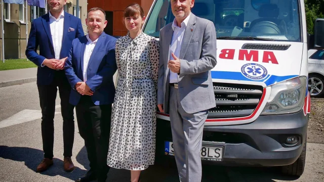 Nowy ambulans w Akademickim Centrum Zdrowia. Ma poprawić transport pacjentów