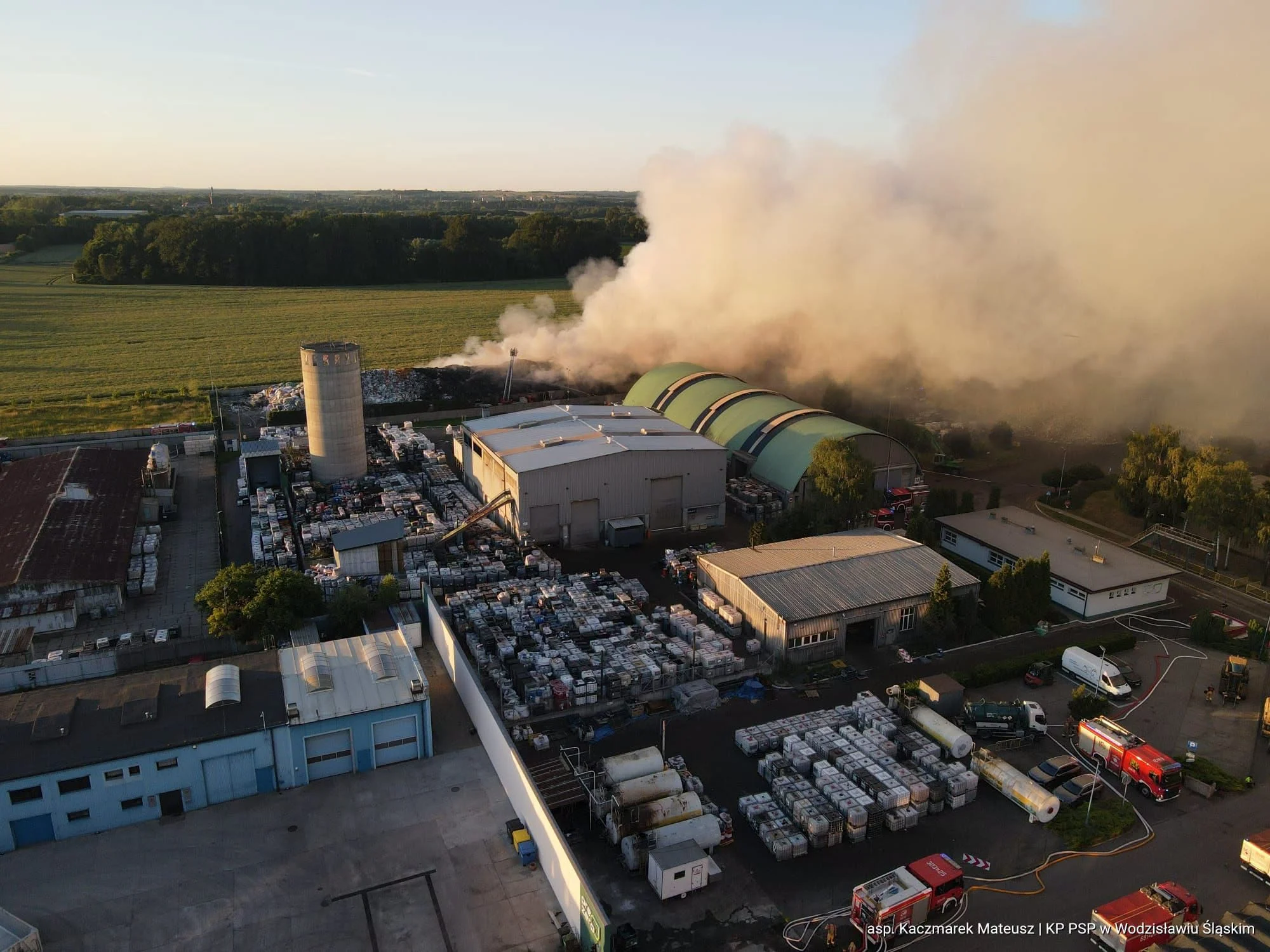 Gigantyczny pożar na terenie PreZero Chorzowie. Przy Kluczborskiej płonie 1000 m² odpadów! [AKTUALIZACJA]