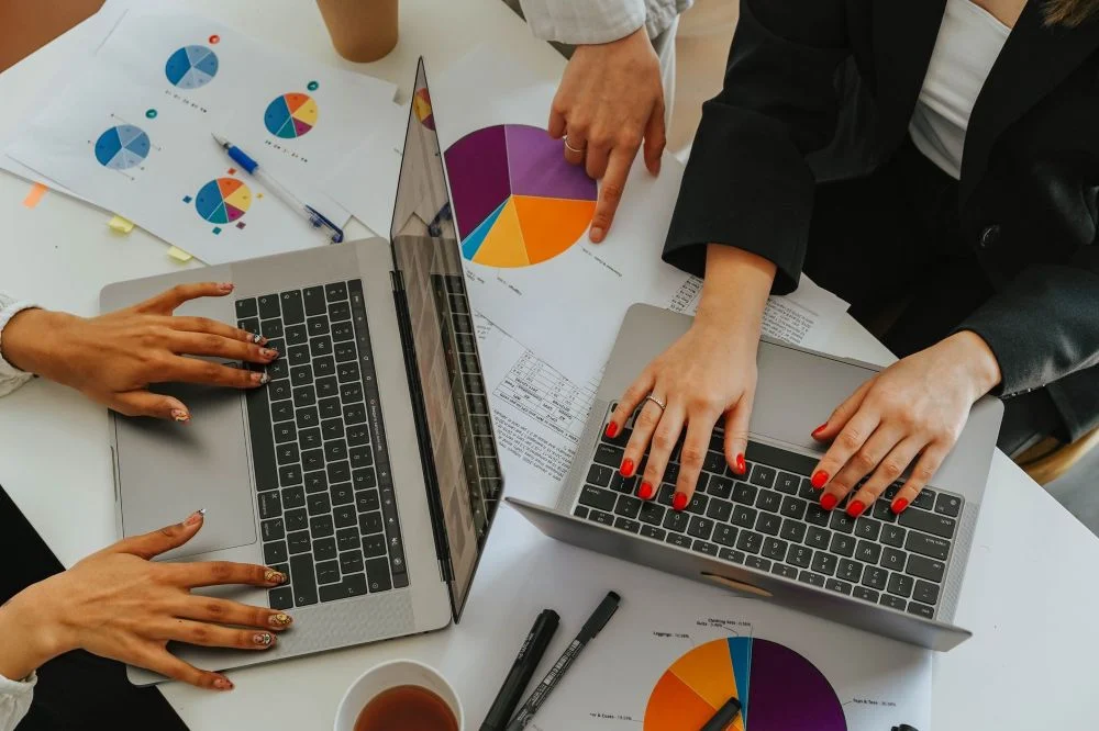 Digitalizacja dokumentów w firmie bez paraliżu pracy – jak robią to wyspecjalizowani partnerzy?