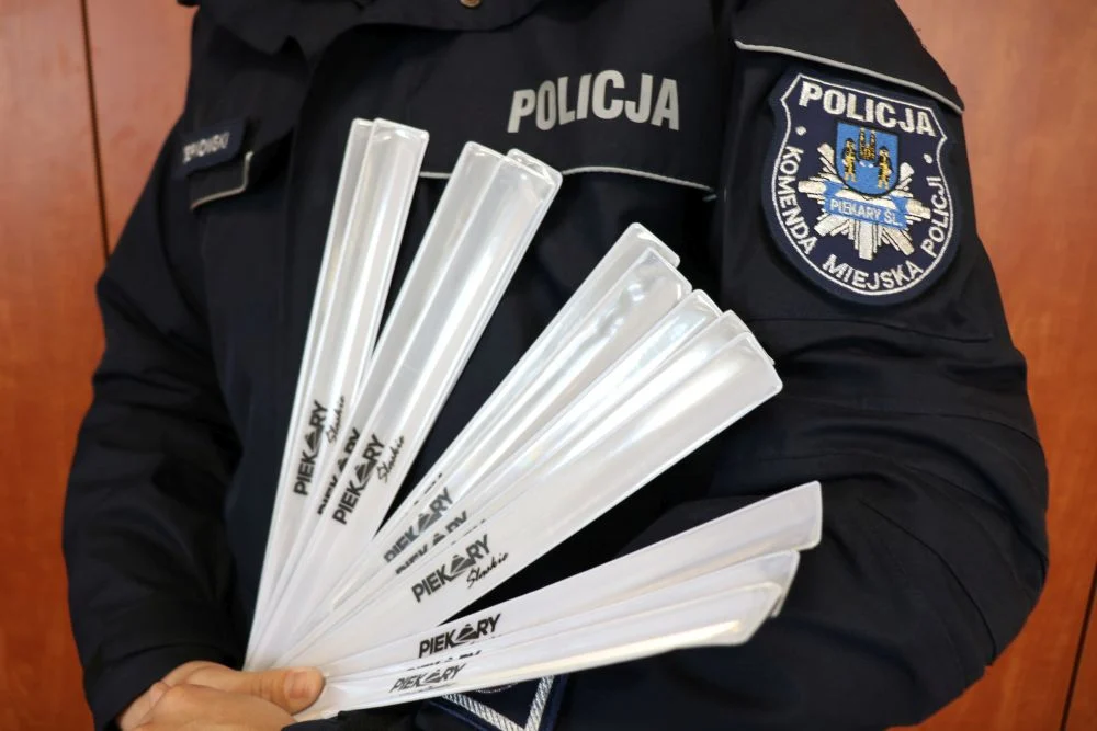 „Widoczny = Bezpieczny”. Policja w Piekarach Śląskich rusza z kampanią dla pieszych i rowerzystów