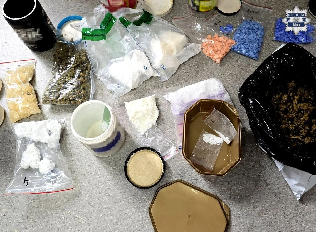 Blisko 1,5 kg narkotyków w mieszkaniu w Bytomiu. Dwie osoby aresztowane