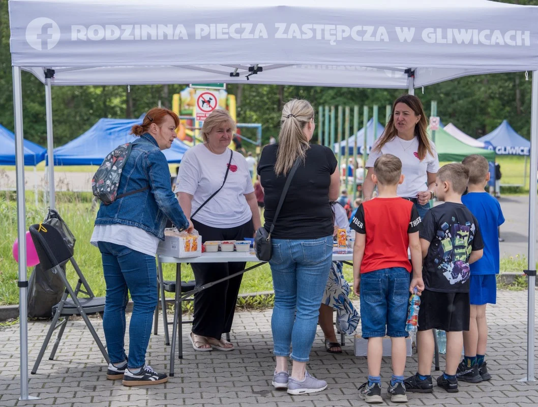 Podwyżki w rodzinnej pieczy zastępczej i dla usamodzielnianych wychowanków. Jeszcze większe wsparcie miasta