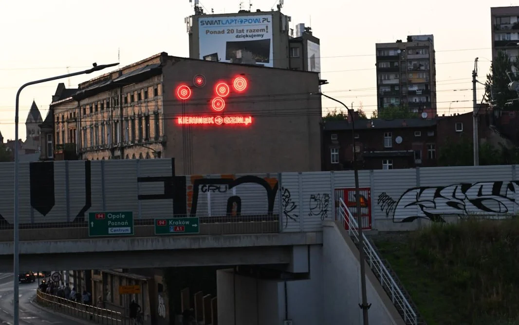 Nowy neon w Bytomiu już świeci. „Kierunek GZM.pl” wita kierowców