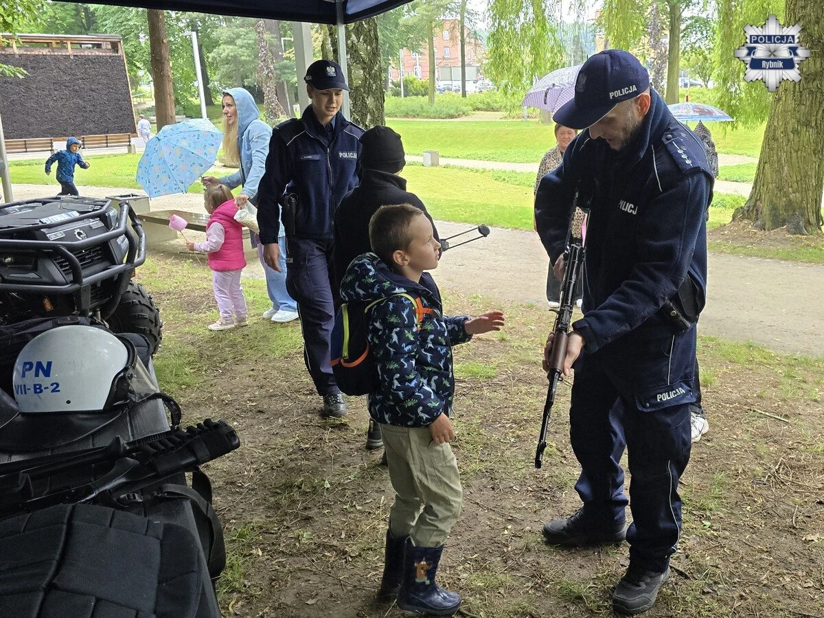 Dzieci poznały pracę policjantów. Rodzinny festyn w Czerwionce pełen atrakcji (13)