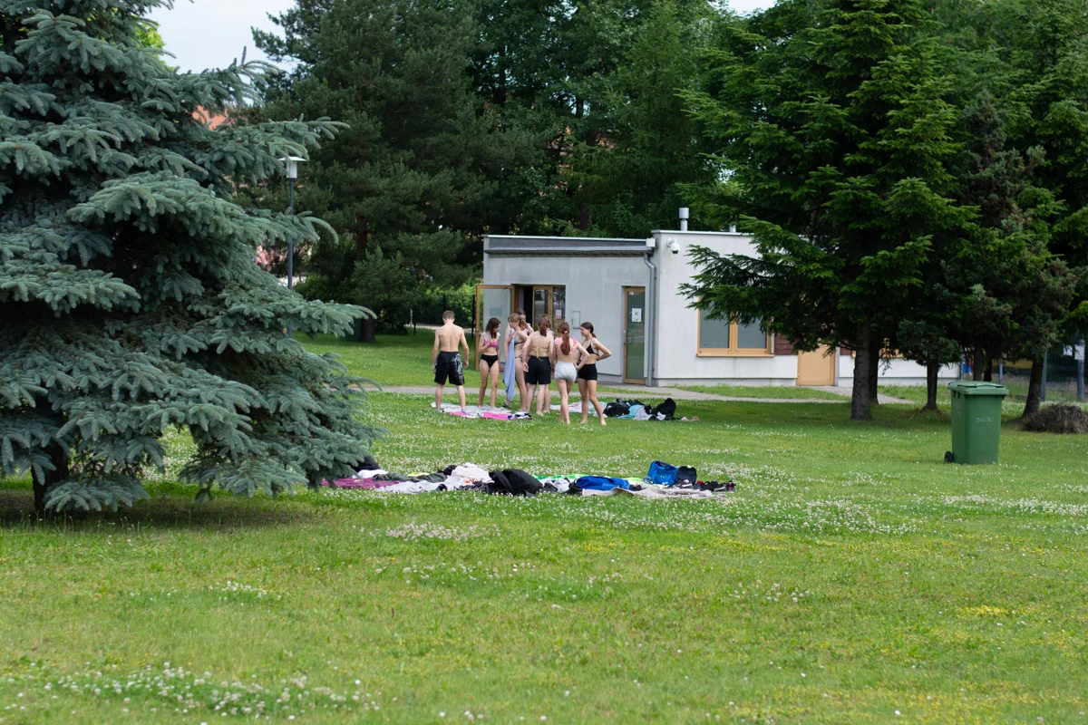 Basen letni w Rudzie Śląskiej otworzył sezon. Od rana mieszkańcy ustawiali się w kolejce / fot. Krzysztof Faber