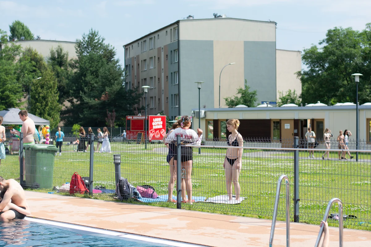 Basen letni w Rudzie Śląskiej otworzył sezon. Od rana mieszkańcy ustawiali się w kolejce / fot. Krzysztof Faber