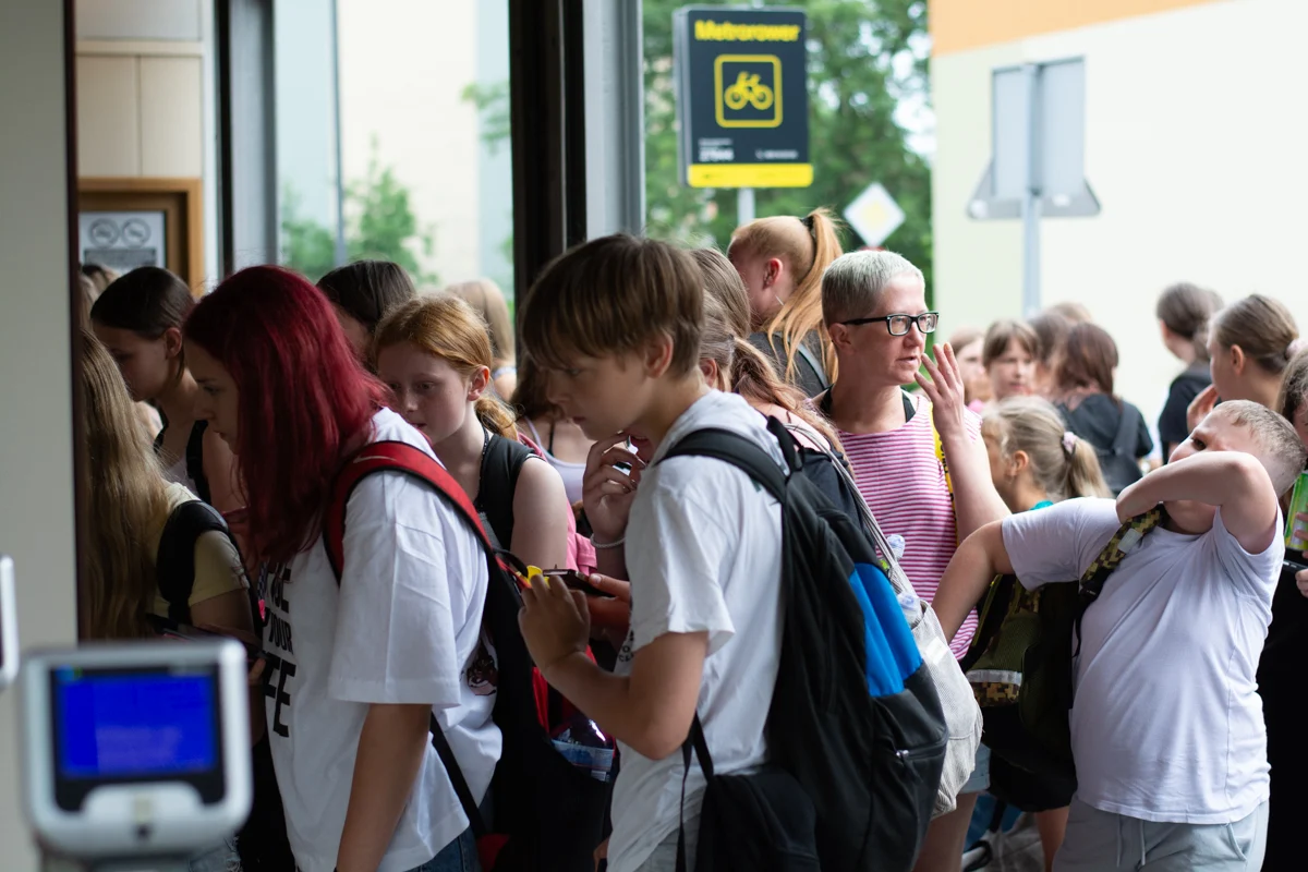 Basen letni w Rudzie Śląskiej otworzył sezon. Od rana mieszkańcy ustawiali się w kolejce / fot. Krzysztof Faber