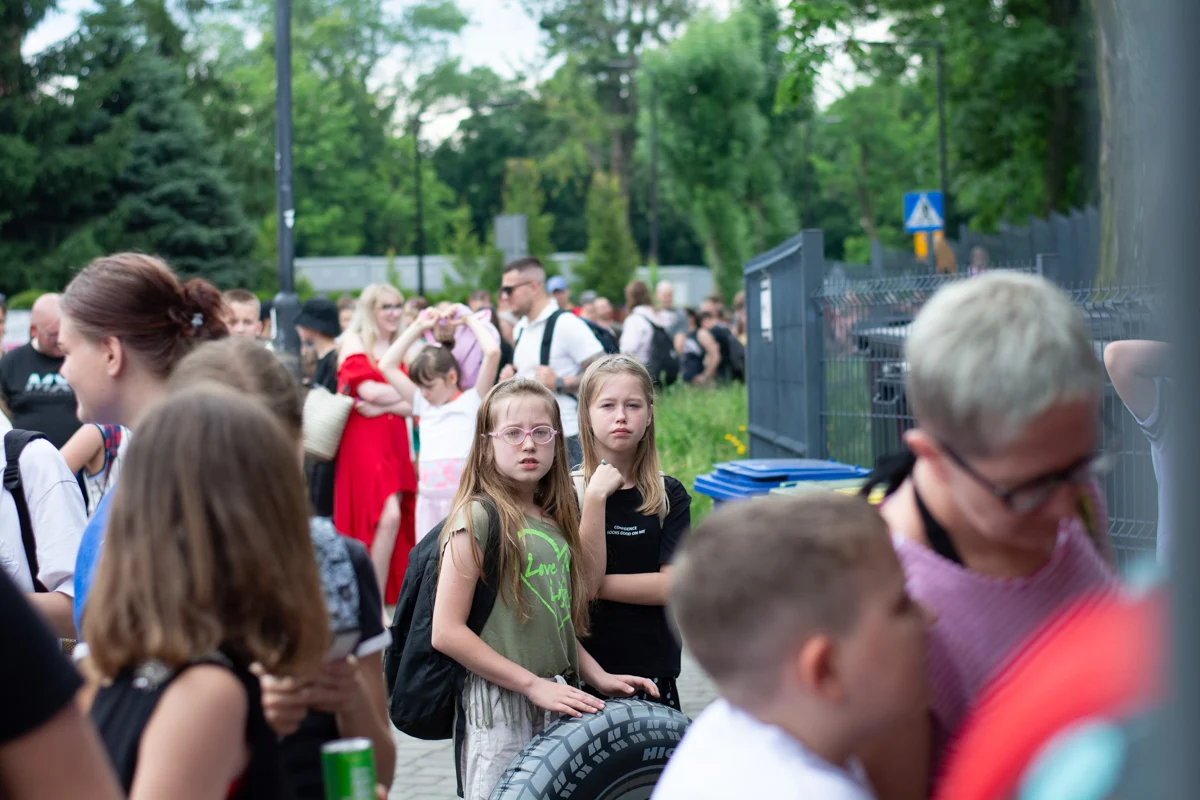Basen letni w Rudzie Śląskiej otworzył sezon. Od rana mieszkańcy ustawiali się w kolejce / fot. Krzysztof Faber