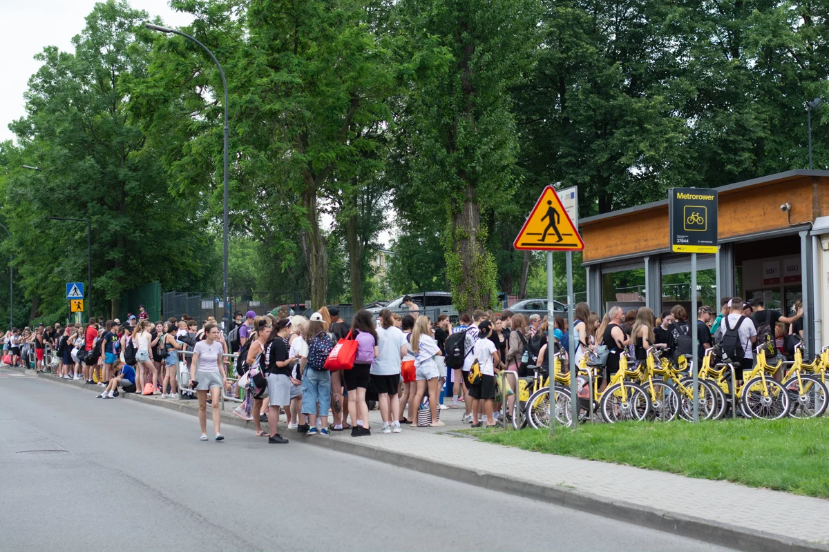 Basen letni w Rudzie Śląskiej otworzył sezon. Od rana mieszkańcy ustawiali się w kolejce / fot. Krzysztof Faber