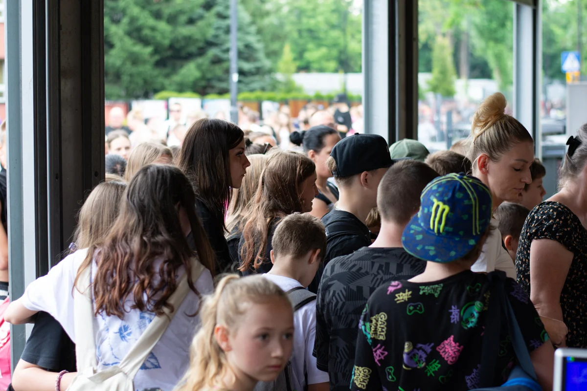 Basen letni w Rudzie Śląskiej otworzył sezon. Od rana mieszkańcy ustawiali się w kolejce / fot. Krzysztof Faber