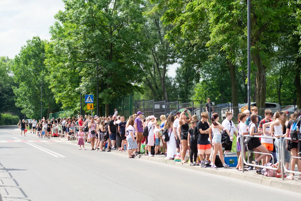 Basen letni w Rudzie Śląskiej otworzył sezon. Od rana mieszkańcy ustawiali się w kolejce / fot. Krzysztof Faber