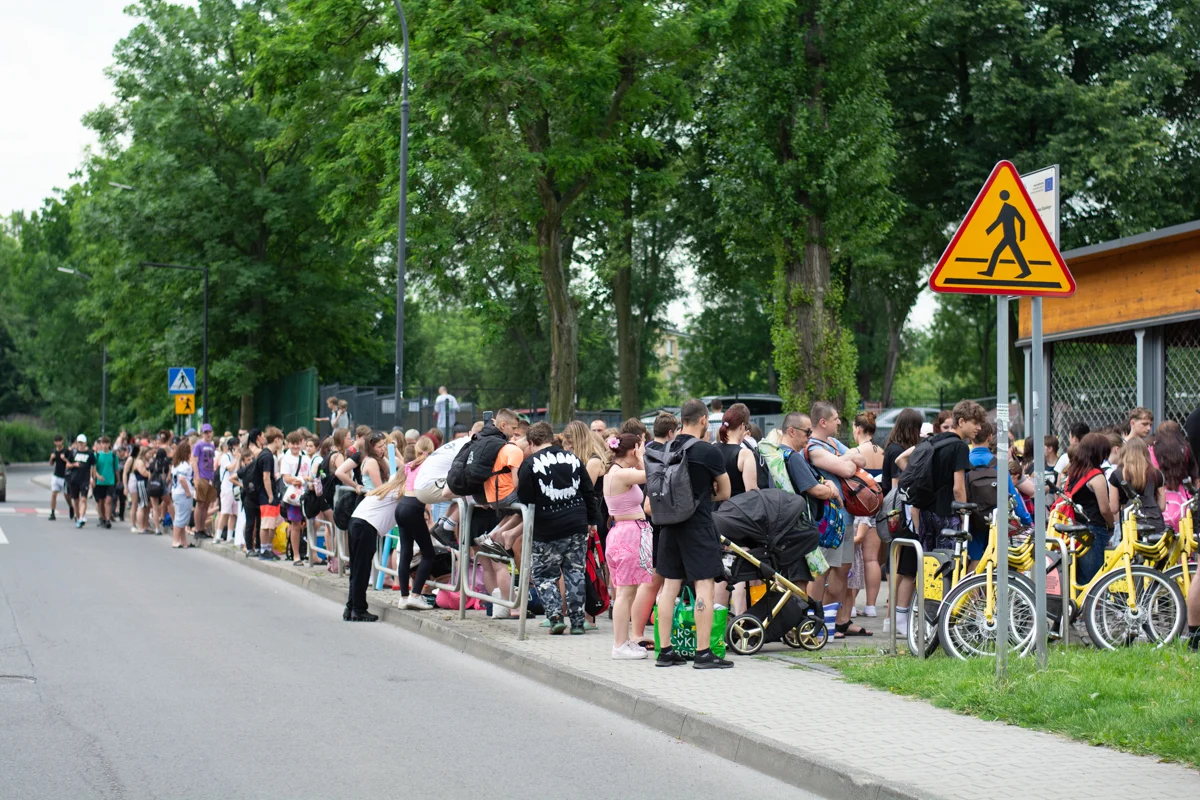 Basen letni w Rudzie Śląskiej otworzył sezon. Od rana mieszkańcy ustawiali się w kolejce / fot. Krzysztof Faber