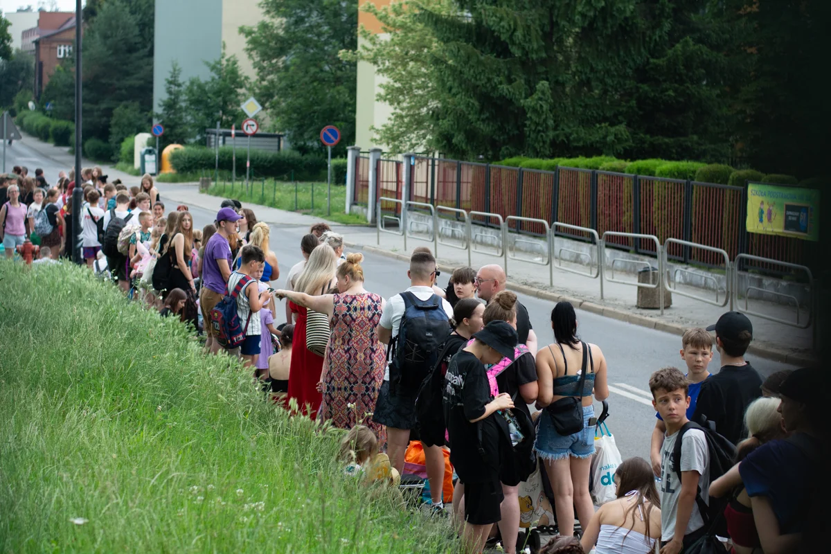 Basen letni w Rudzie Śląskiej otworzył sezon. Od rana mieszkańcy ustawiali się w kolejce / fot. Krzysztof Faber