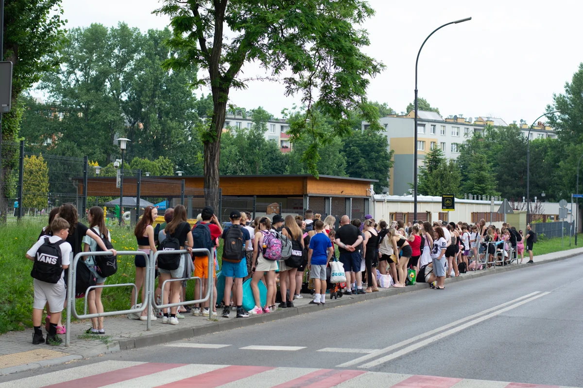 Basen letni w Rudzie Śląskiej otworzył sezon. Od rana mieszkańcy ustawiali się w kolejce / fot. Krzysztof Faber