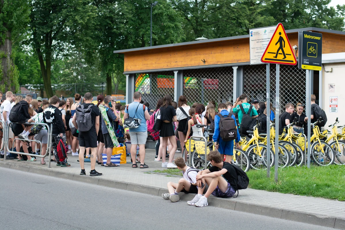 Basen letni w Rudzie Śląskiej otworzył sezon. Od rana mieszkańcy ustawiali się w kolejce / fot. Krzysztof Faber