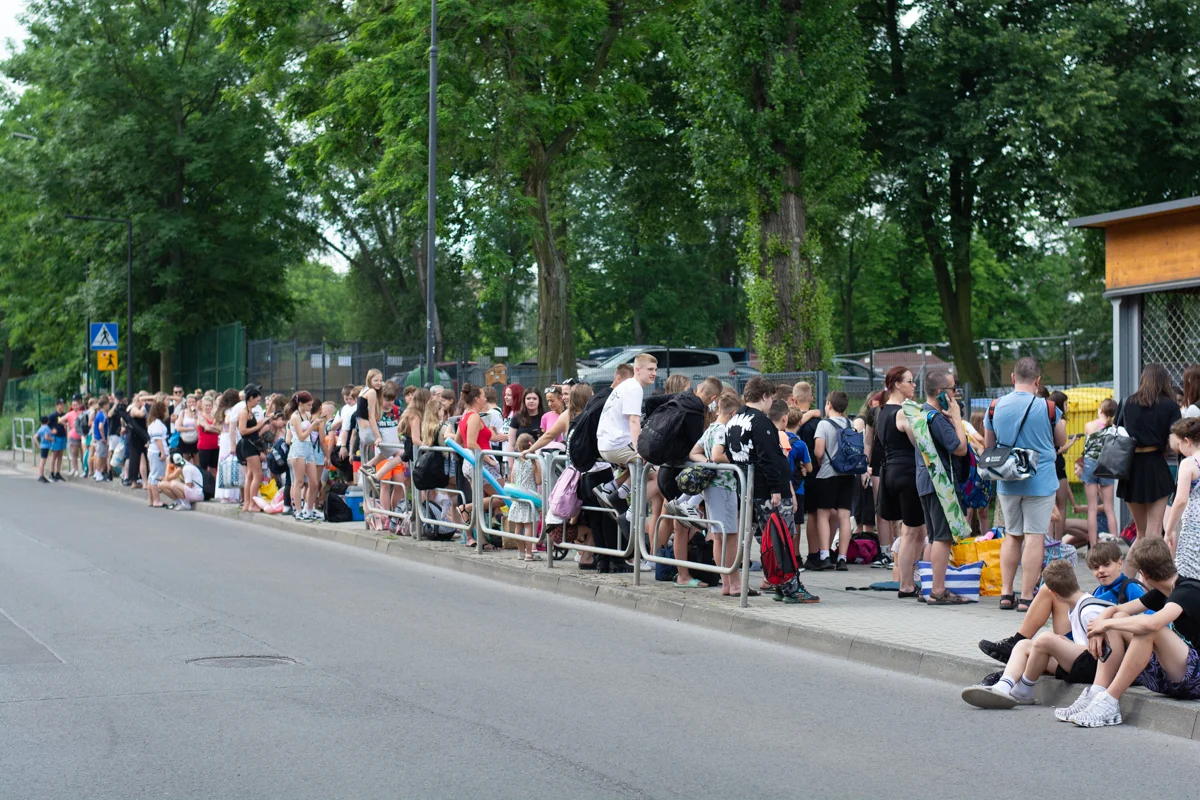 Basen letni w Rudzie Śląskiej otworzył sezon. Od rana mieszkańcy ustawiali się w kolejce / fot. Krzysztof Faber