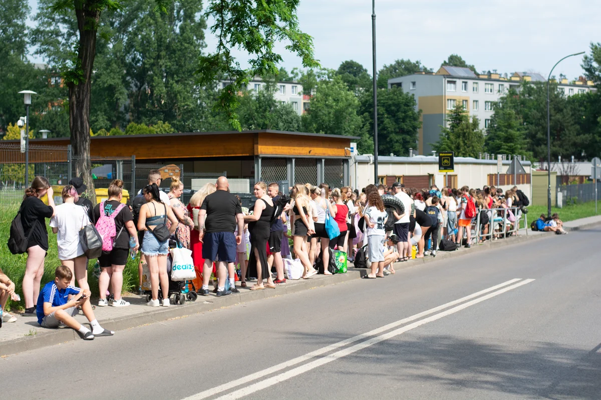 Basen letni w Rudzie Śląskiej otworzył sezon. Od rana mieszkańcy ustawiali się w kolejce / fot. Krzysztof Faber
