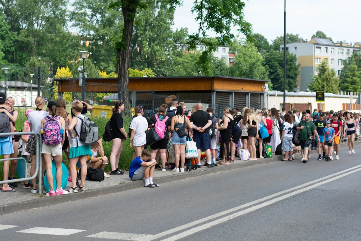 Basen letni w Rudzie Śląskiej otworzył sezon. Od rana mieszkańcy ustawiali się w kolejce / fot. Krzysztof Faber