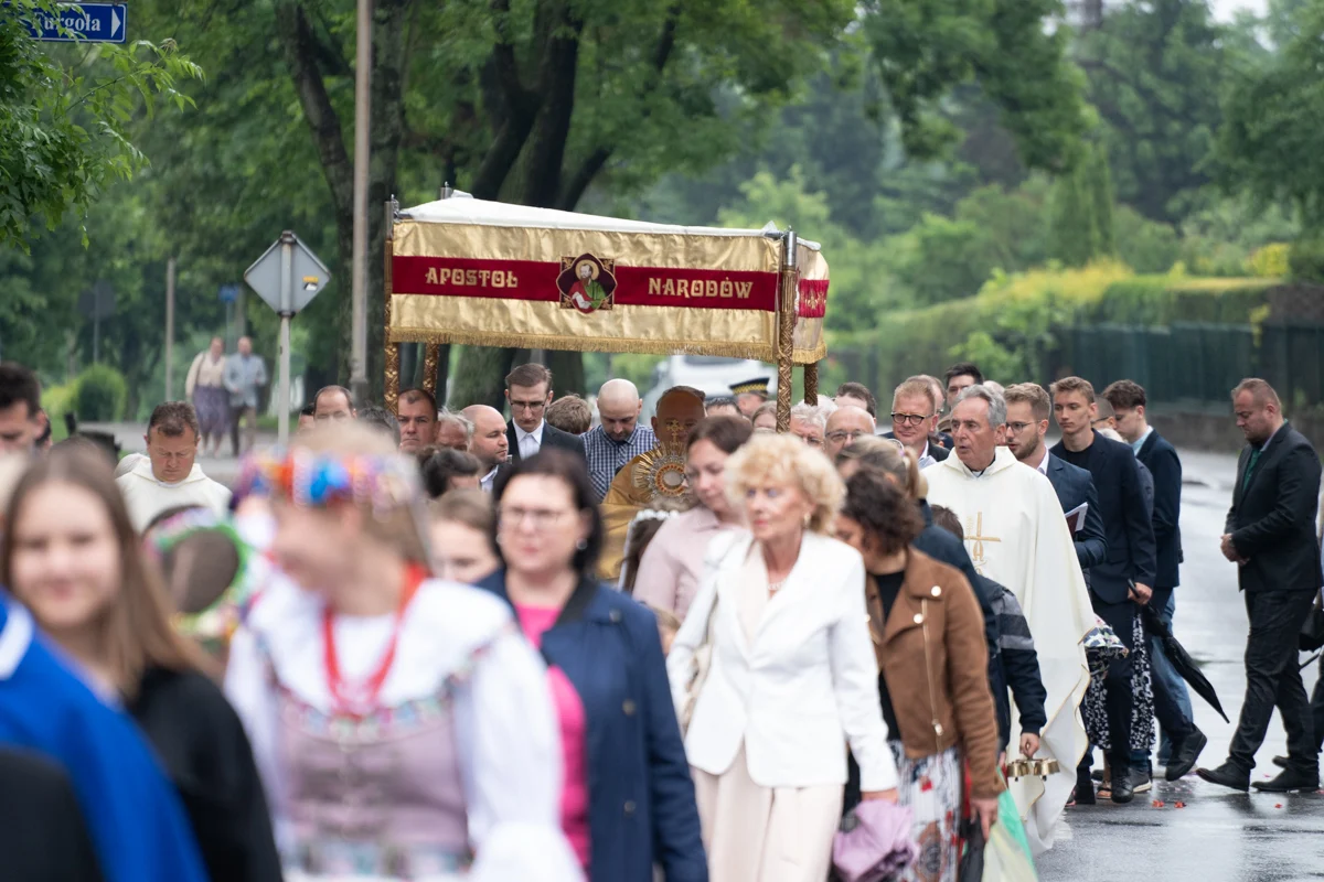 Procesja Bożego Ciała w Nowym Bytomiu. Deszcz nie zatrzymał wiernych