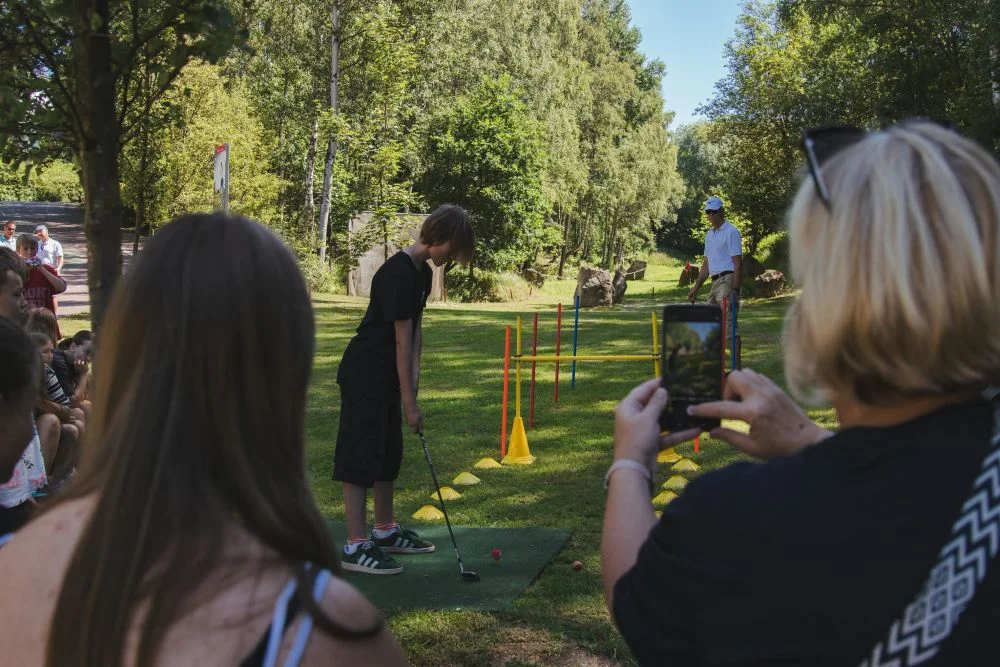 Uczniowie i seniorzy razem na polu golfowym. Wyjątkowe zajęcia w parku „Trzy Wzgórza”