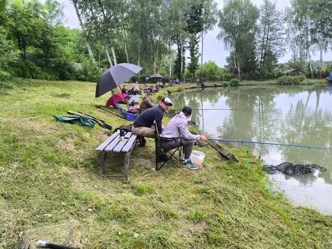 Zawody wędkarskie na stawie Łan. Młodzi bytomianie złowili ponad 12 kg ryb / fot. UM Bytom
