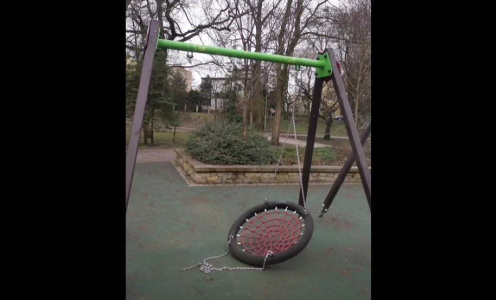 Dewastacja placów zabaw w Chorzowie. Miasto apeluje do mieszkańców