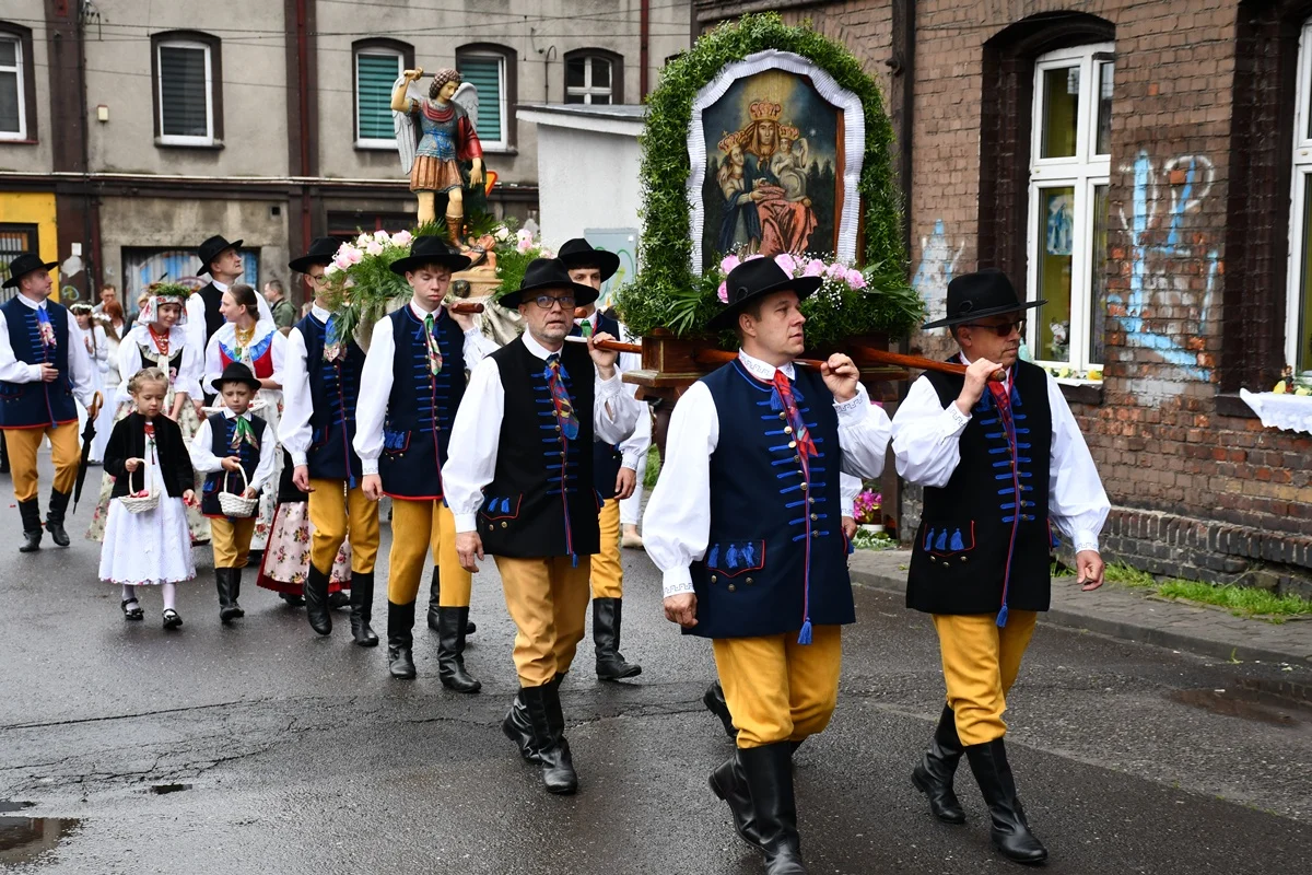 Deszcz im nie przeszkodził! Wyjątkowa procesja Bożego Ciała przeszła ulicami Lipin