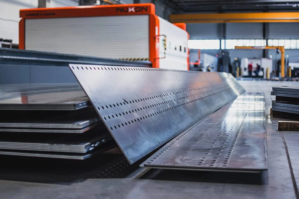 Stal, aluminium, nierdzewka – czym różni się ich cięcie laserem?