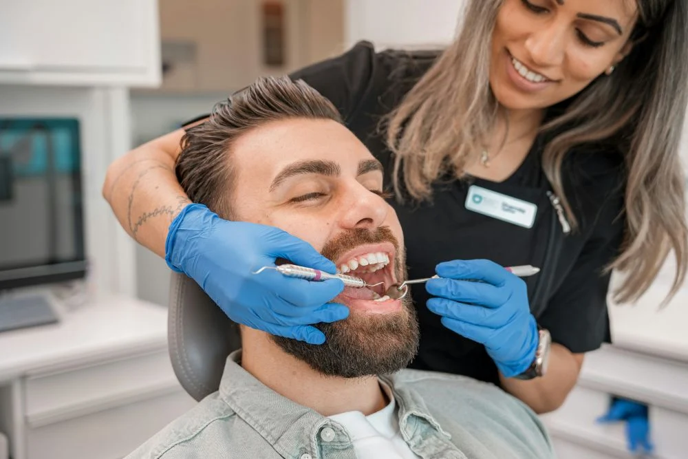 Leczenie zębów pod mikroskopem – kiedy warto wybrać nowoczesną endodoncję w Krakowie?