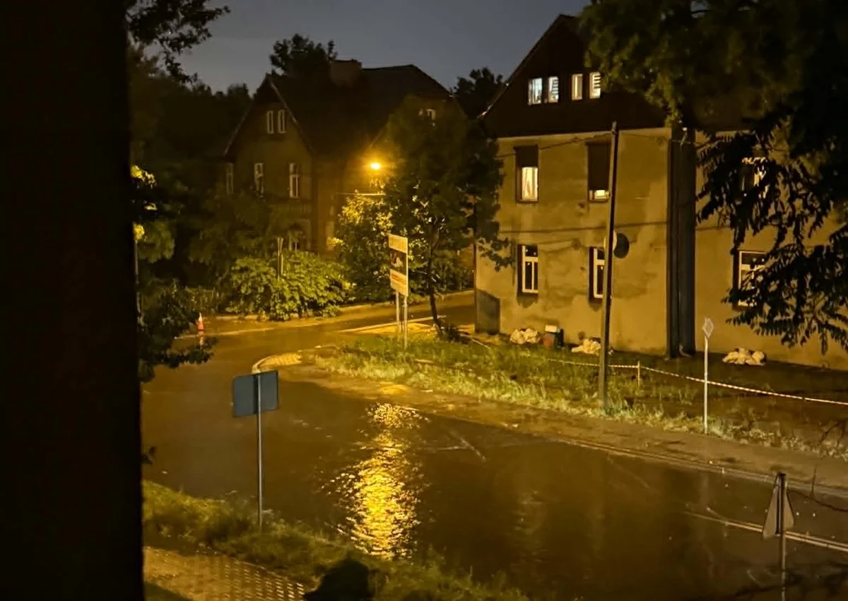 Oberwanie chmury nad regionem. Zalane ulice, połamane drzewa i groźna kolizja