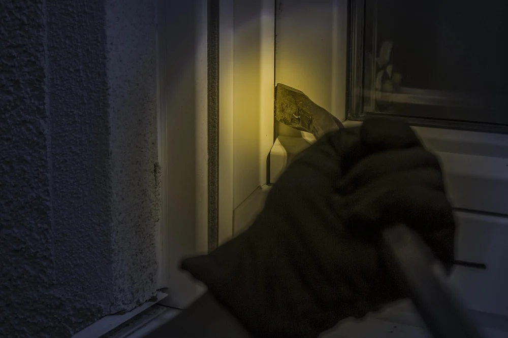 Nie daj szans włamywaczom. O tym pamiętaj przed wyjazdem