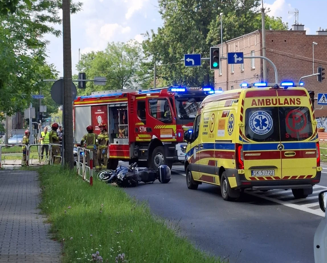 Zderzenie motocykla z samochodem na ul. 1 Maja. Motocyklista pod opieką ratowników
