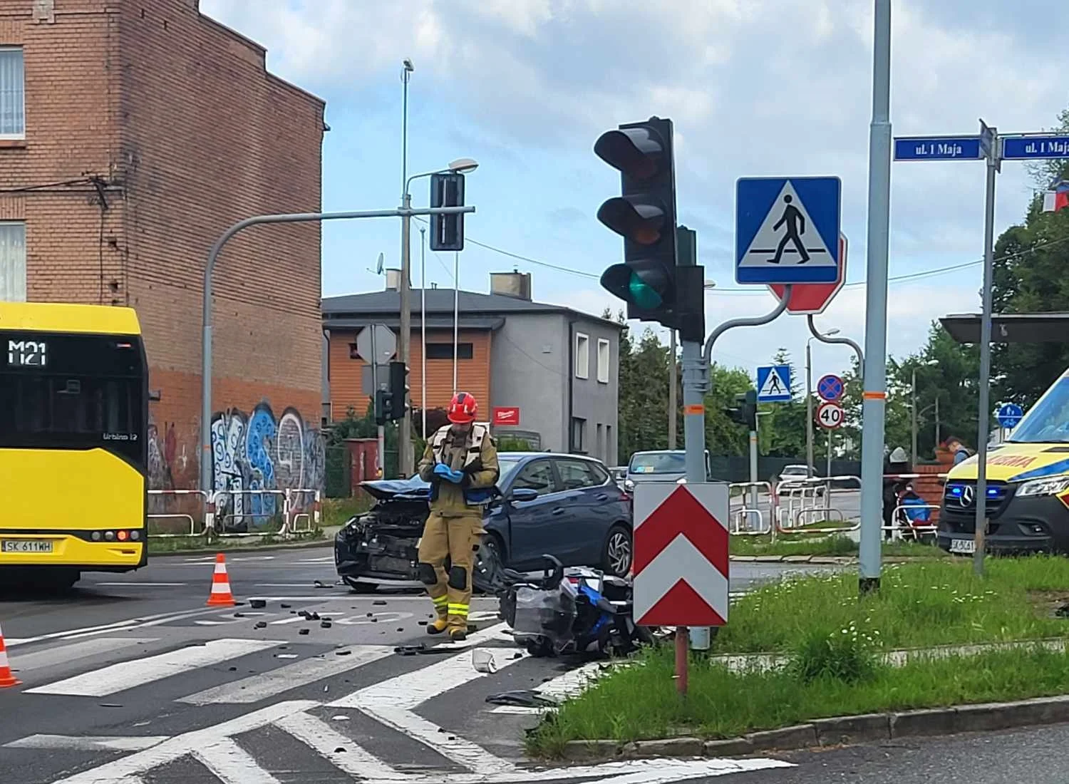 Zderzenie motocykla z samochodem na skrzyżowaniu 1 Maja i Katowickiej w Rudzie Śląskiej. Występują utrudnienia w ruchu