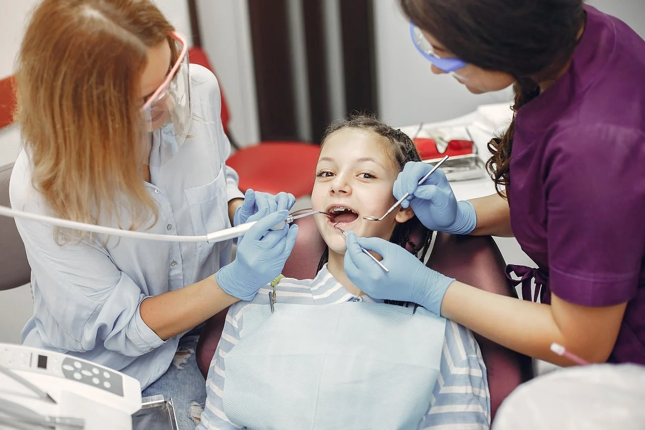 Bezpłatny dentysta dla uczniów w Łaziskach Górnych. Sprawdź, kto może skorzystać