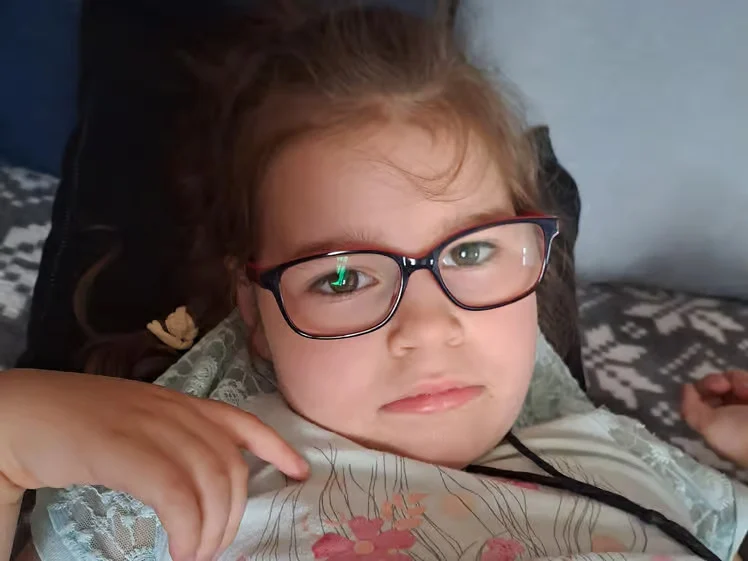 Szpital stał się jej drugim domem. Emilka walczy o zdrowie i potrzebuje naszego wsparcia