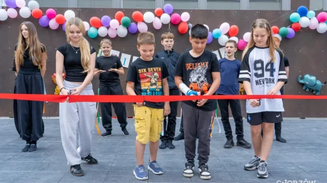 Nowoczesny amfiteatr przy Szkole Podstawowej nr 5 im Janusza Kusocińskiego jest już gotowy!