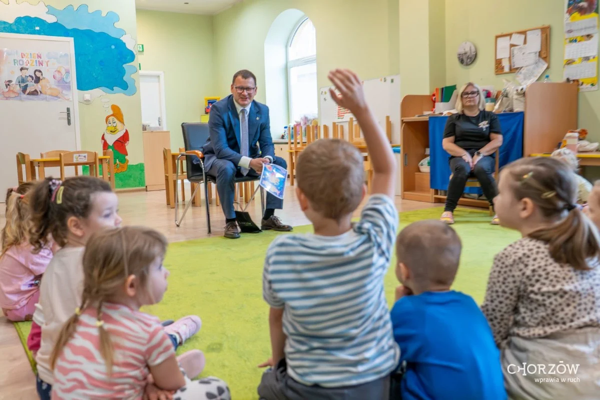 Prezydent Chorzowa odwiedził najmłodszych. Czytał dzieciom i mówił o bezpieczeństwie