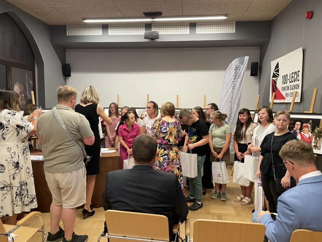 Twórczość podopiecznych „Szansy” na wystawie w Świętochłowicach. Wystawa dostępna do 14 czerwca
