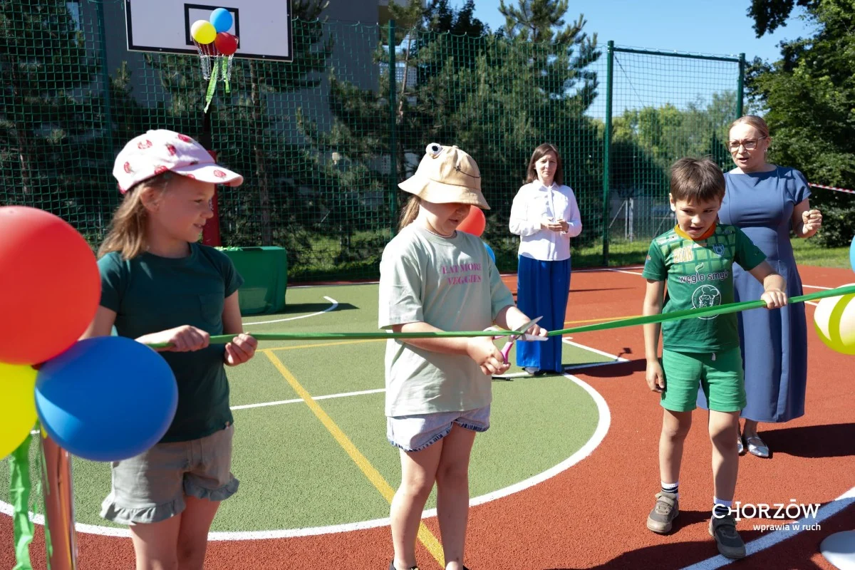 Nowe boiska przy SP nr 18 w Chorzowie już gotowe. Uczniowie jako pierwsi je przetestowali