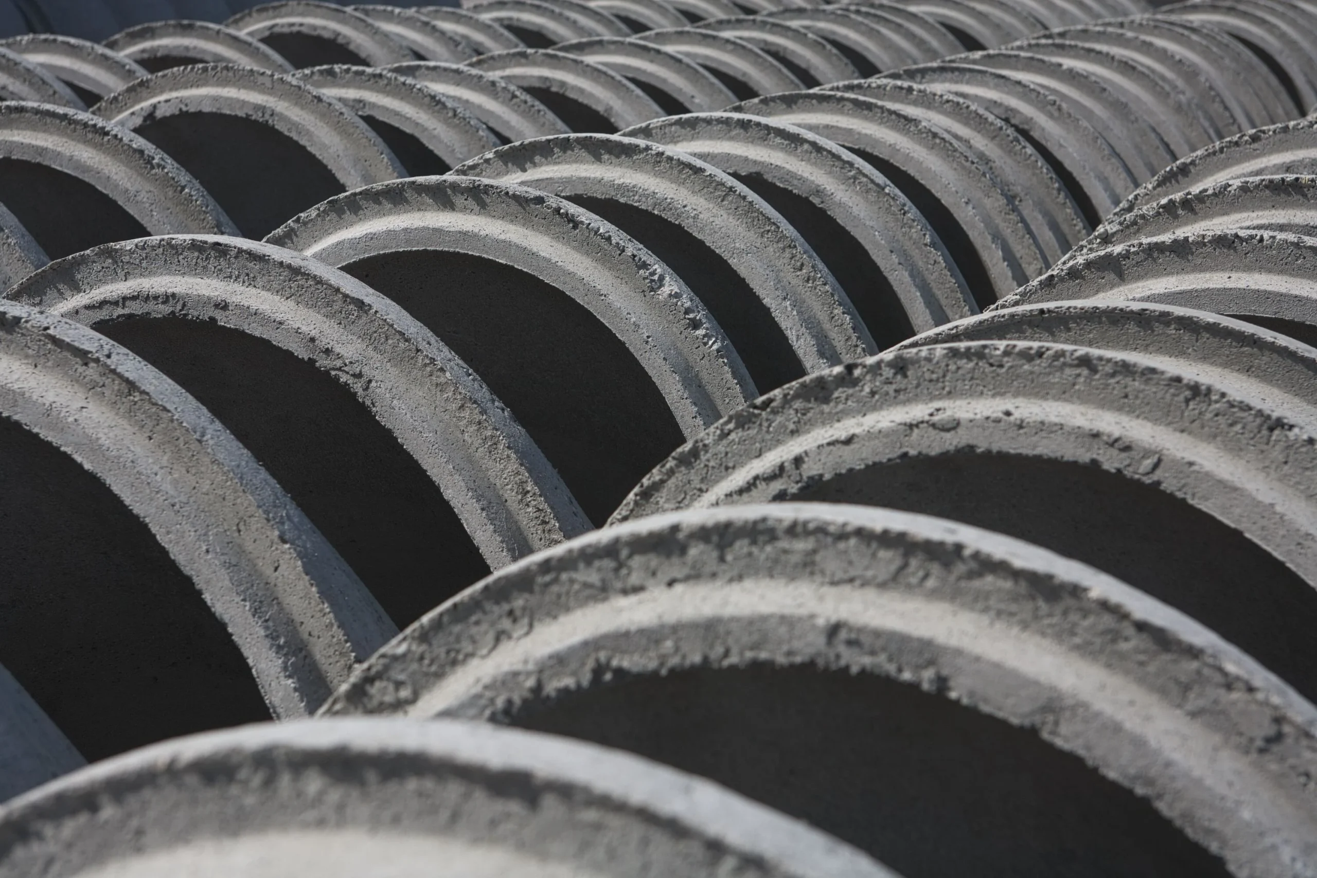 Szamba betonowe – dlaczego od lat pozostają jednym z najczęściej wybieranych rozwiązań?