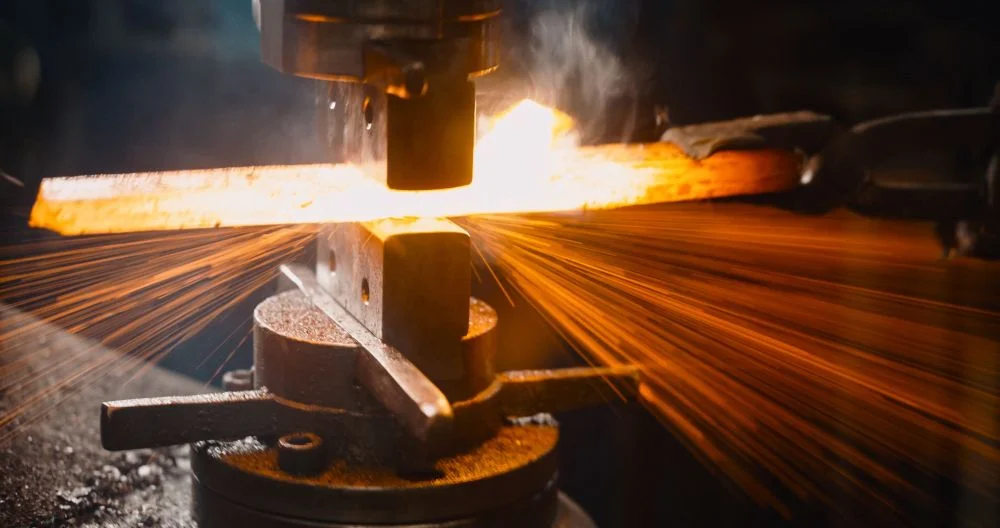 Jak prasa krawędziowa CNC zastępuje ręczną pracę i kiedy gięcie CNC opłaca się najbardziej?