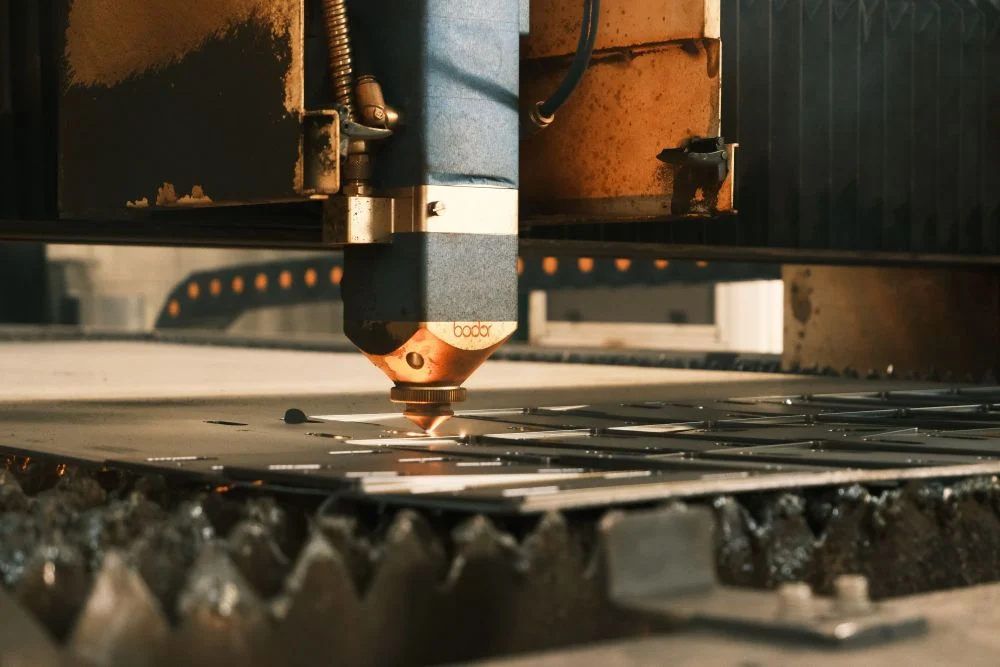 Jak działa wycinanie laserowe w metalu i dlaczego wypiera tradycyjne cięcie w przemyśle?
