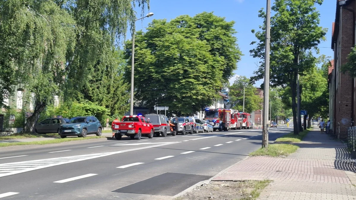 Runęła część ściany dawnego szpitala w Wirku. Na miejscu trwa akcja służb