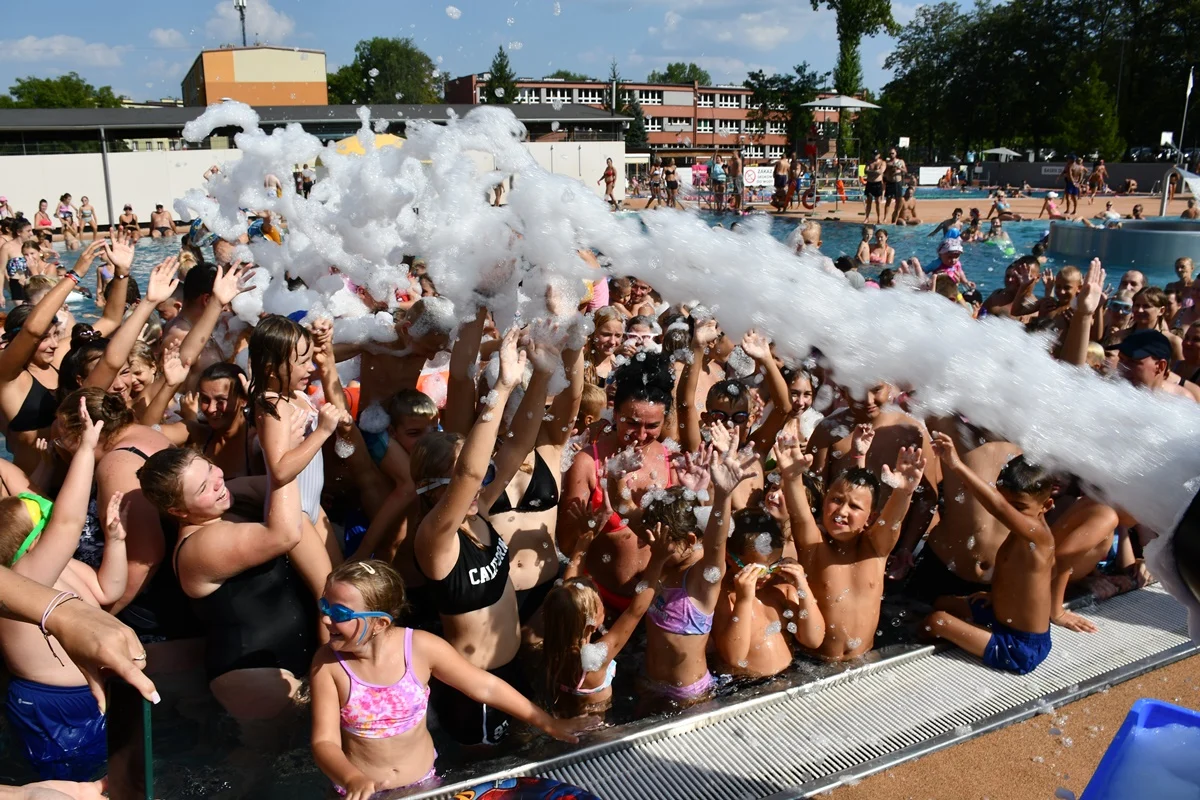 DJ, piana party i zabawa po godzinach. Wyjątkowy wieczór na Basenie Letnim w Rudzie Śląskiej