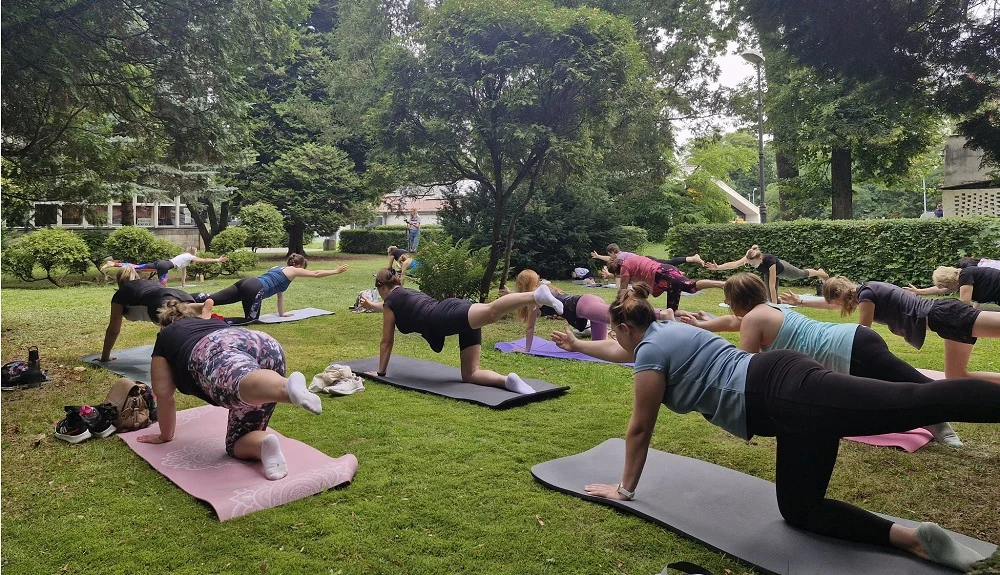 Joga pośród drzew wraca do Bielszowic. Bezpłatne zajęcia w letniej scenerii