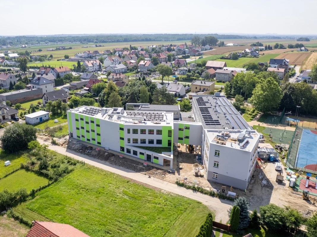 Nowoczesna szkoła w Ostropie prawie gotowa. Inwestycja dobiega końca