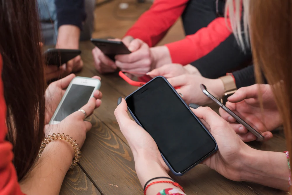 Smartfon zabiera nam coraz więcej uwagi. Dziś warto zrobić sobie przerwę! Światowy Dzień Bez Telefonu Komórkowego